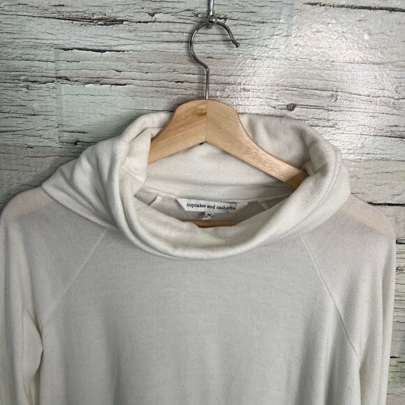 Cupcakes and cashmere medium turtleneck sweater white - Picture 5 of 9